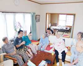 茶話本舗デイサービス稲毛菜の華亭の写真2枚目：少人数制かつ行き届いた人員配置で利用者様一人ひとりと向き合った丁寧な介護を実現