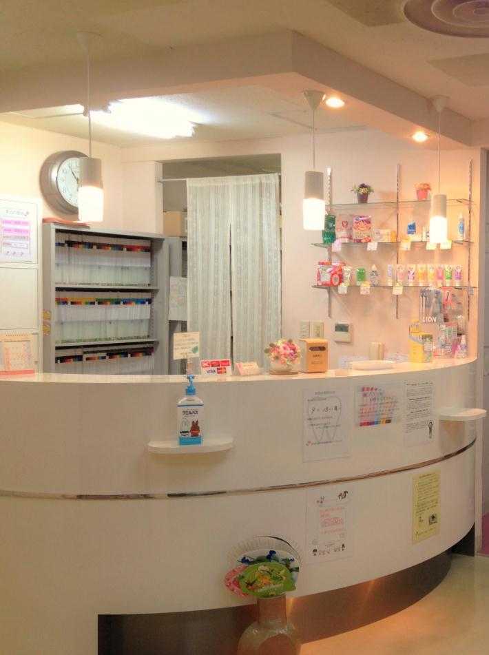 すみれ歯科小岩メディカルセンタークリニック(歯科医師の求人)の写真6枚目:受付です。現在、歯科医師3名、歯科衛生士2名、歯科助手4名のスタッフで毎日奮闘しています!