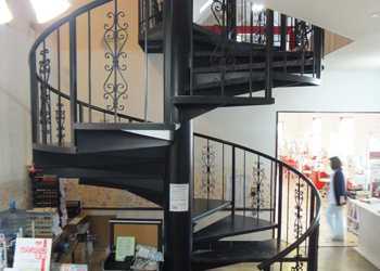 M.I.H.O矯正歯科クリニックの写真3枚目:受付前のおしゃれな螺旋階段