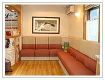 池田歯科医院の写真3枚目:上質なソファー、定期的に変わる絵画でお迎えします。