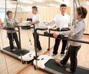 きたえるーむ焼津小土の写真2枚目:機能訓練プログラム、歩行訓練の様子です。短時間で楽しく安全な健康づくりを♪