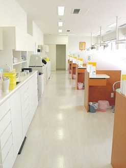 オリーブファミリーデンタルクリニックの写真2枚目:診察室です。通路も広々として移動しやすいですよ♪