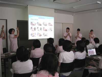 オリーブファミリーデンタルクリニックの写真3枚目:定期的に全スタッフに向けて院内感染対策の研修を実施しています。