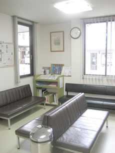 沢木歯科医院の写真4枚目:待合室です。アットホームな雰囲気を心掛けています!