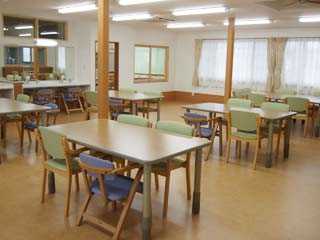 介護付有料老人ホーム・住宅型有料老人ホーム あずまライフライン（介護職/ヘルパーの求人）の写真3枚目：ご利用者様におくつろぎいただくリビングダイニングです。