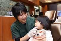医療法人社団 秋桜会 木谷歯科医院（歯科衛生士の求人）の写真4枚目：小児歯科をおこなっています♪