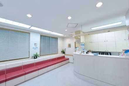 掛川ビル歯科の写真2枚目:待合室は清潔感を大切に、リラックスしてお待ちいただけるよう配慮しています。