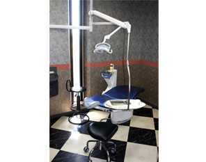 やまにし歯科の写真4枚目:【ユニット】天井にテレビを備え、小さいお子さんに治療中アニメをかけながら治療します。