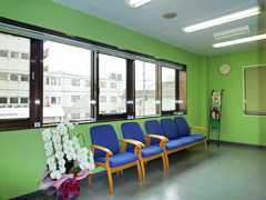 一丁目歯科の写真2枚目:落ち着いた雰囲気の待ち合い室です。