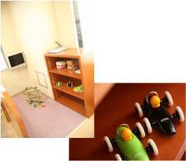 よりた歯科クリニックの写真5枚目:キッズスペースは子供が退屈しないよう、おもちゃやビデオがいっぱいです。