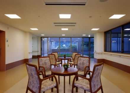 デイサービスかんべ村の写真7枚目:リビングも明るく広々