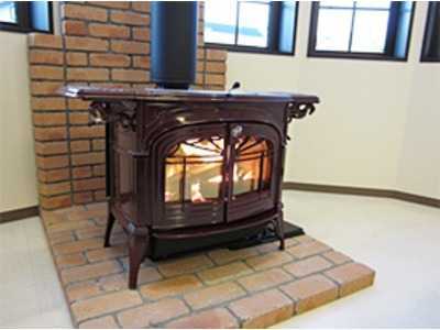 地域密着型介護老人福祉施設 アルペジオ(介護職/ヘルパーの求人)の写真2枚目:木造建築に合ったモダンな暖炉を設置