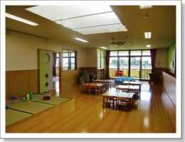 よろこび保育園の写真2枚目：1歳児向けの教室には畳を用意
