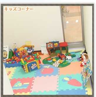 医療法人社団育健会 せんげん台東口歯科の写真:キッズコーナーは、小さいお子さまの待合室◎