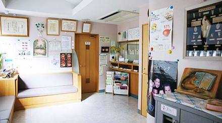荒井歯科医院の写真2枚目：クラシック音楽が流れる落ち着いた待合室