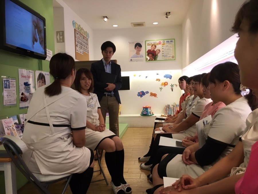 医療法人医進会　うちの歯科クリニックの写真4枚目：定期的に講師をお招きし、ホスピタリティーの向上を目指しています。