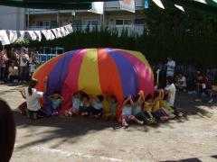 練馬区立東大泉第三保育園の写真2枚目：3.4.5歳児の子どもたちが演じるパラバルーンは見応えがあります