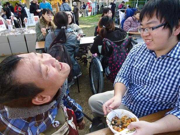 社会福祉法人自立支援協会 ケアサポートしののめ(ヘルパー派遣事業所)の写真4枚目:フェスティバルにヘルパーの支援で出かけられたところ(昼食シーン)