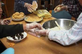 特別養護老人ホーム逅里苑の写真2枚目:おはぎをみんなでつくりました♪