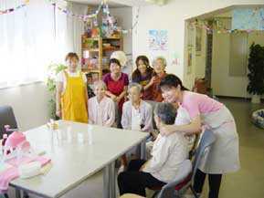 三ツ沢介護支援センターライフ・フレンドの写真2枚目：いつもにぎやかで笑顔が絶えない職場です