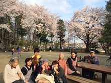 生きがい工房二俣川パート2の写真5枚目：目の前の公園にみんなでお散歩に出かけます！