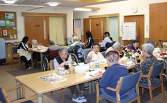 介護付有料老人ホームたまゆらの写真2枚目:アットホームな食堂でテーブルを囲んで