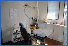 きむら歯科医院の写真3枚目:窓から光が差し込み、明るい雰囲気の診療台です