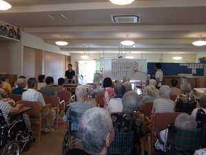 あすなろホーム越谷【グループホーム】の写真2枚目:歌を歌ったり音楽を聴いたり、みんなで楽しんでいます♪