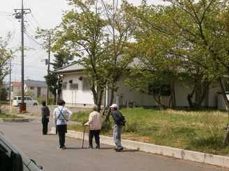 あすなろホーム越谷【グループホーム】の写真3枚目:天気の良い日には積極的に外出し、体を動かしていただいています