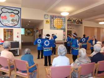 あすなろホーム越谷【デイサービス】の写真4枚目:利用者様と一緒に、様々な催しを楽しんでいます