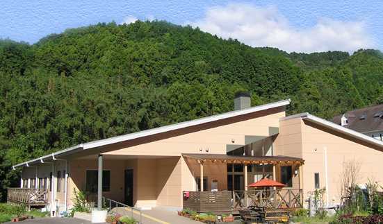 介護付有料老人ホーム小野山荘【夜勤専従】の写真:緑に囲まれた環境の中、伸びやかな介護を行っています