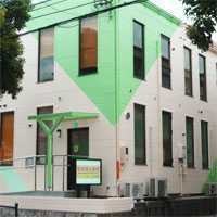 よつば薬局の写真2枚目:イメージカラーである緑・黄緑をベースにした外観が目印です