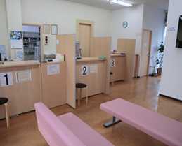 きらら薬局　西小川の写真2枚目：明るい店内には授乳室、おむつ替え室など、小児の患者様向け設備が整っています