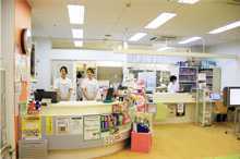 虹薬局 南千里店（調剤事務の求人）の写真2枚目：いつも笑顔で患者様をお迎えしています