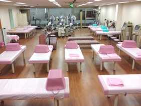 ゆたかクリニックの写真2枚目:広く清潔なリハビリルームです