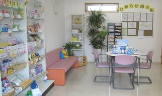 やまかわ薬局大供表町店（薬剤師の求人）の写真2枚目：席に合わせた装飾も好評です