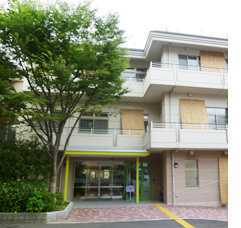 特別養護老人ホーム甲寿園の写真2枚目:明るく開放的で広々とした正面玄関