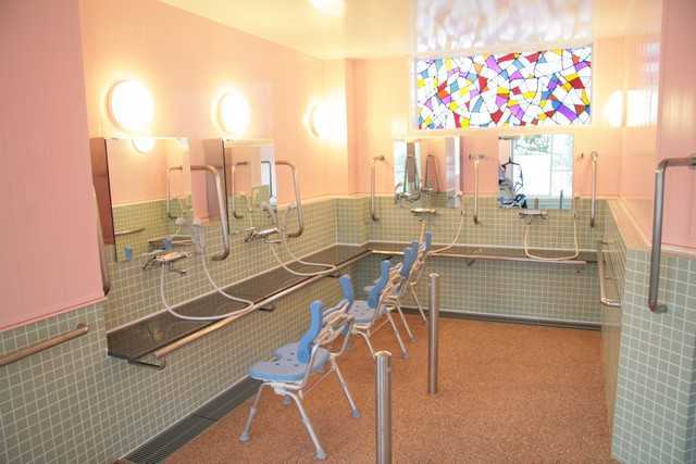 デイサービスセンター ハートフルノーマライの写真2枚目:明るくサポートのしやすい浴室