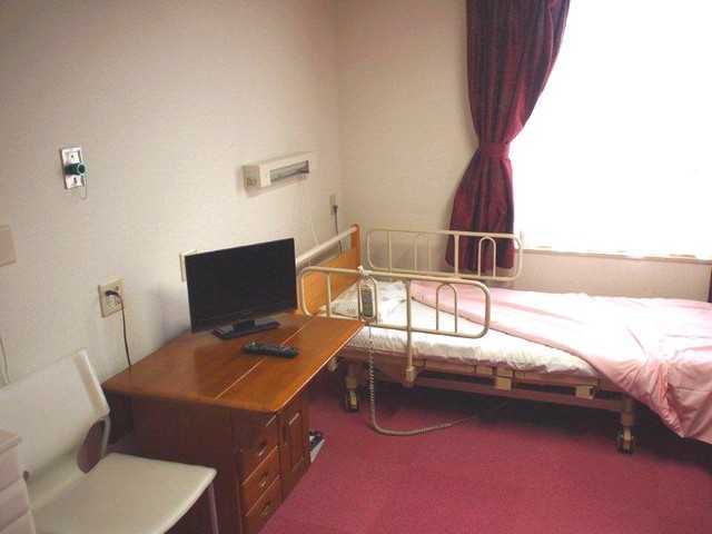 住宅型有料老人ホーム スムTOマールの写真2枚目:明るい光の差し込む入居用個室