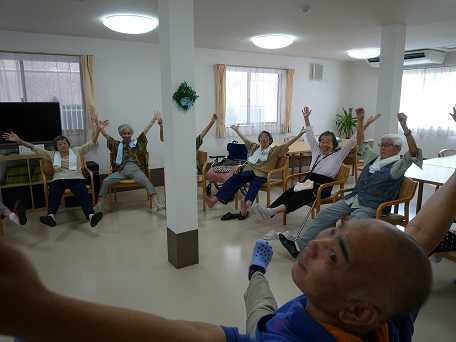 トルチェ井高野【夜勤専従】の写真6枚目：スタッフが先生となって体操をします