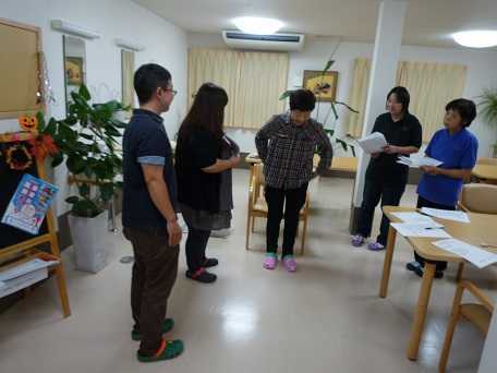 トルチェ井高野【夜勤専従】の写真7枚目：スタッフが研修を行います。普段業務の確認。