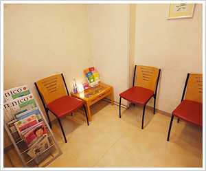 今川橋歯科クリニック(歯科助手の求人)の写真2枚目:落ち着いた雰囲気の待合室