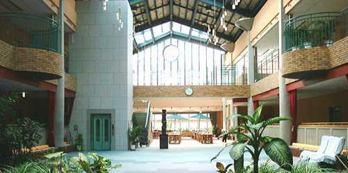 障害者支援施設セルプ・ガーデンハウスの写真2枚目:モダンな雰囲気で高級感のある内装