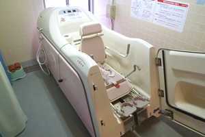 障害者支援施設セルプ・ガーデンハウスの写真3枚目:通常の大浴場の他に機械浴などサポートしやすい環境が整っています