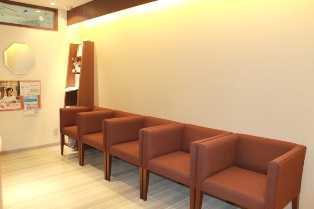 さいとう歯科の写真5枚目:患者様の不安を和らげる落ち着いた待合室です