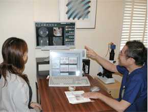 かとう歯科クリニック(歯科衛生士の求人)の写真3枚目:コンサルティングルームではわかりやすく説明しています