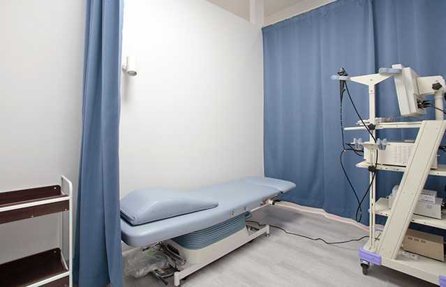 くどう泌尿器腎クリニックの写真2枚目:スペースに余裕のある検査室はスタッフにとっても働きやすい環境
