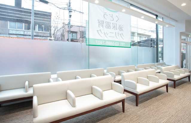 くどう泌尿器腎クリニックの写真4枚目:白を基調とした院内は清潔感があり落ち着いた雰囲気