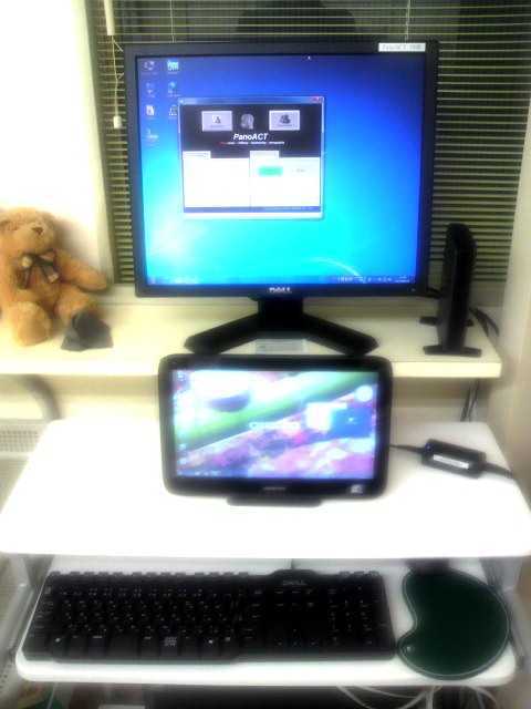 岡歯科医院の写真3枚目:PCによる、画像をみながらの治療の説明も行っております