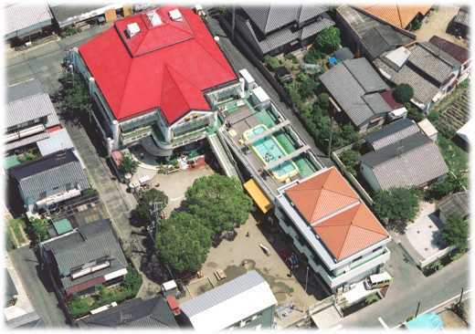 天城保育園(保育士の求人)の写真:赤い屋根が目印の自然に囲まれた園です